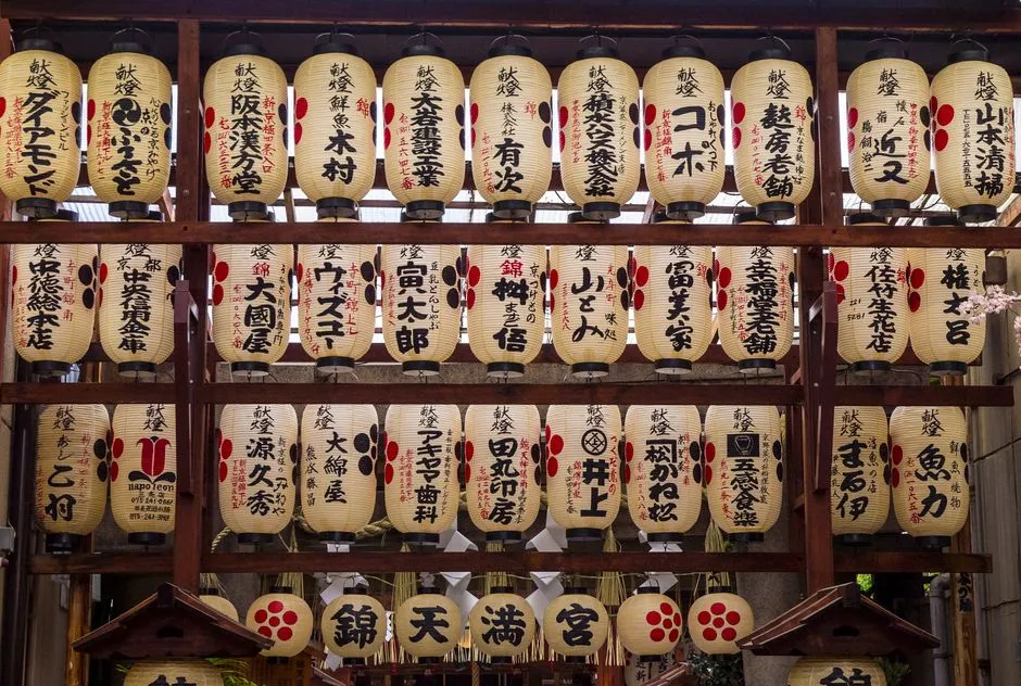 錦天満宮の献灯提灯が並ぶ洛中の商店街