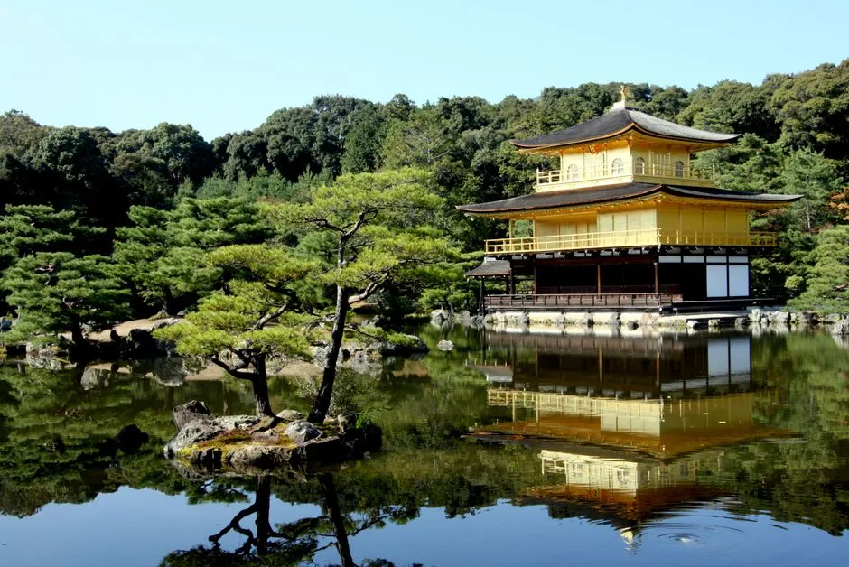 金閣寺と池の風景