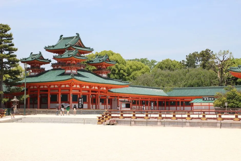 平安神宮の朱塗りと碧瓦の社殿