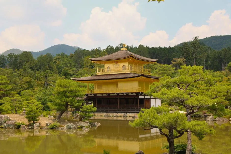 鏡湖池越しの金閣寺舎利殿