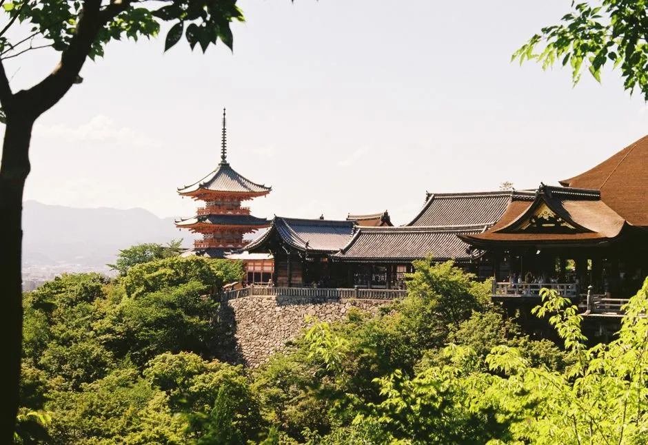清水寺の本堂と三重塔