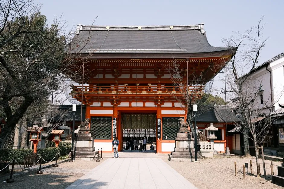 八坂神社の朱塗りの楼門